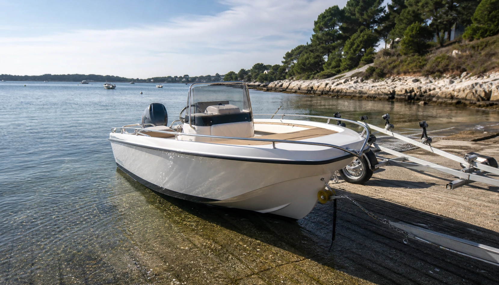 Petit bateau transportable près d’une cale de mise à l’eau, prêt pour une navigation côtière légère.